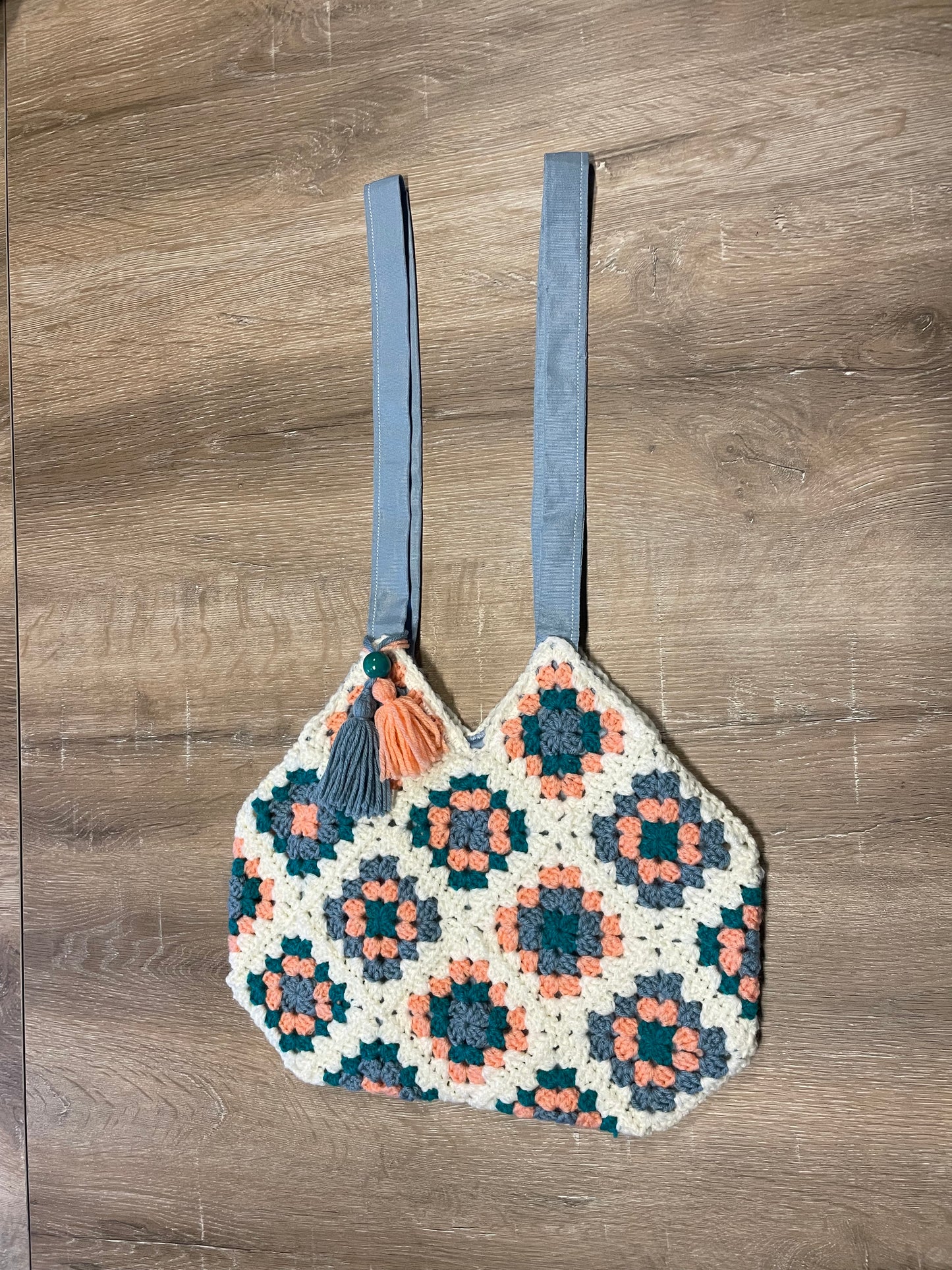 Peachy Eco-friendly and upcycled Crochet Granny Square Boho Market Bag – Charming vintage style meets sustainable fashion and Functionality