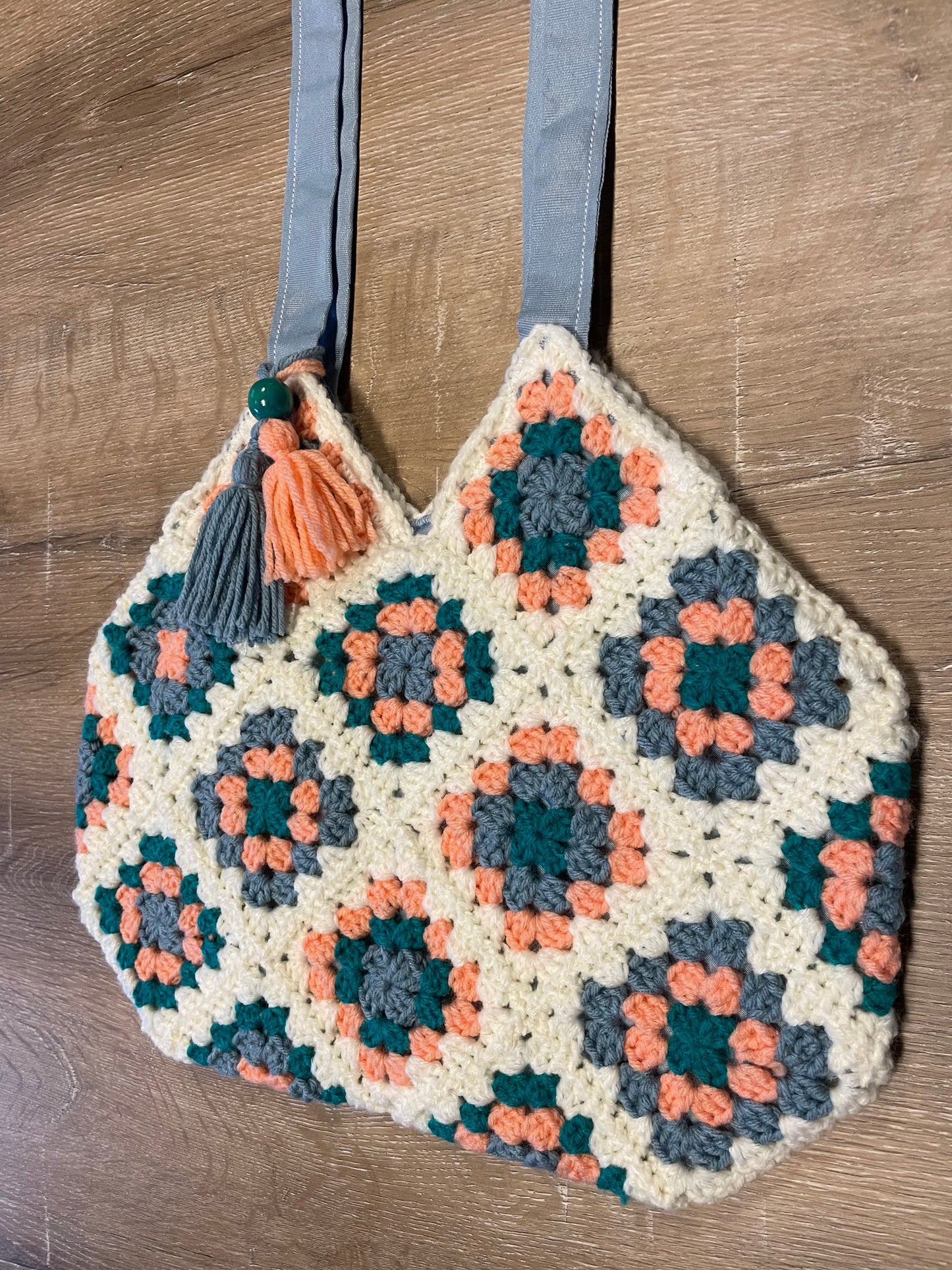 Peachy Eco-friendly and upcycled Crochet Granny Square Boho Market Bag – Charming vintage style meets sustainable fashion and Functionality