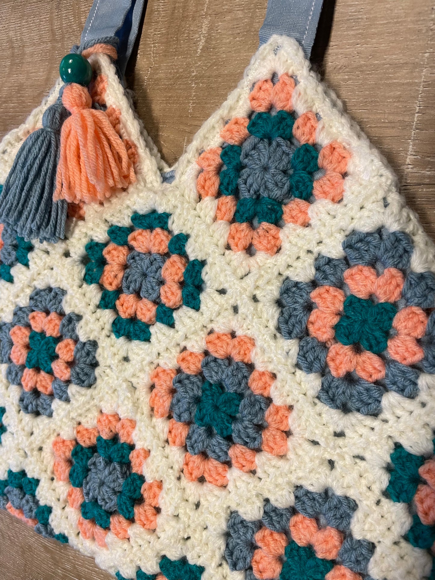 Peachy Eco-friendly and upcycled Crochet Granny Square Boho Market Bag – Charming vintage style meets sustainable fashion and Functionality