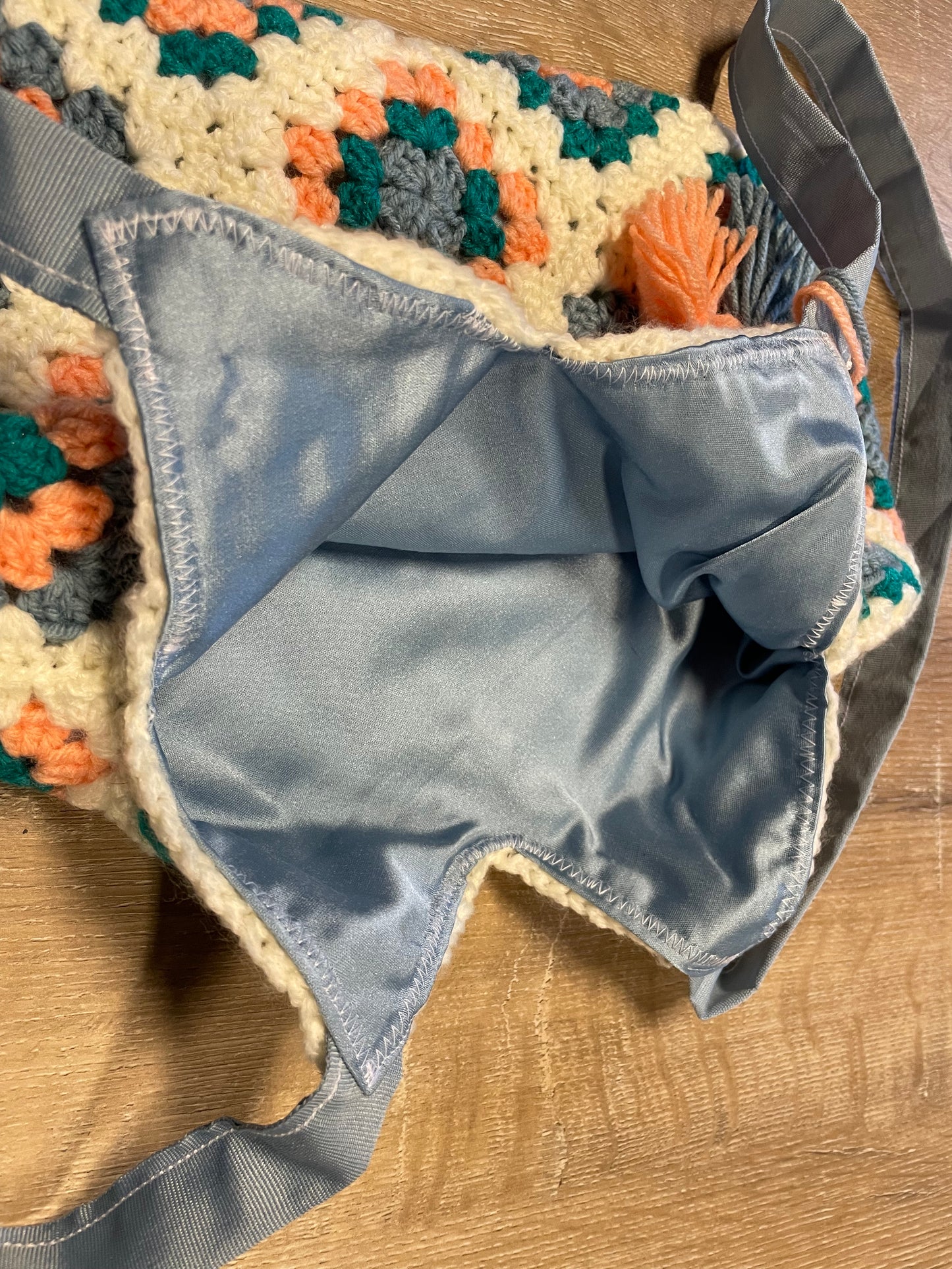 Peachy Eco-friendly and upcycled Crochet Granny Square Boho Market Bag – Charming vintage style meets sustainable fashion and Functionality