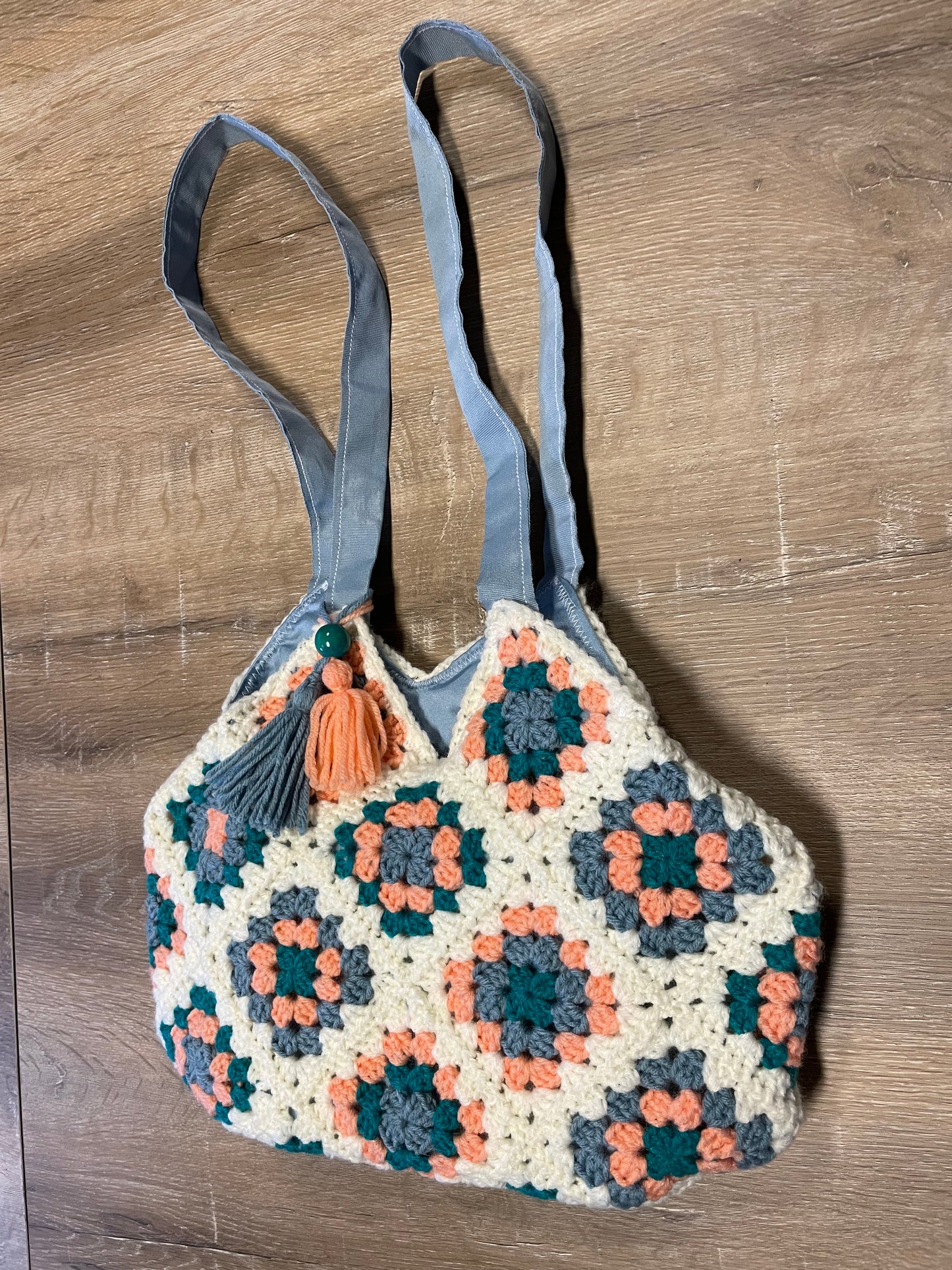 Peachy Eco-friendly and upcycled Crochet Granny Square Boho Market Bag – Charming vintage style meets sustainable fashion and Functionality