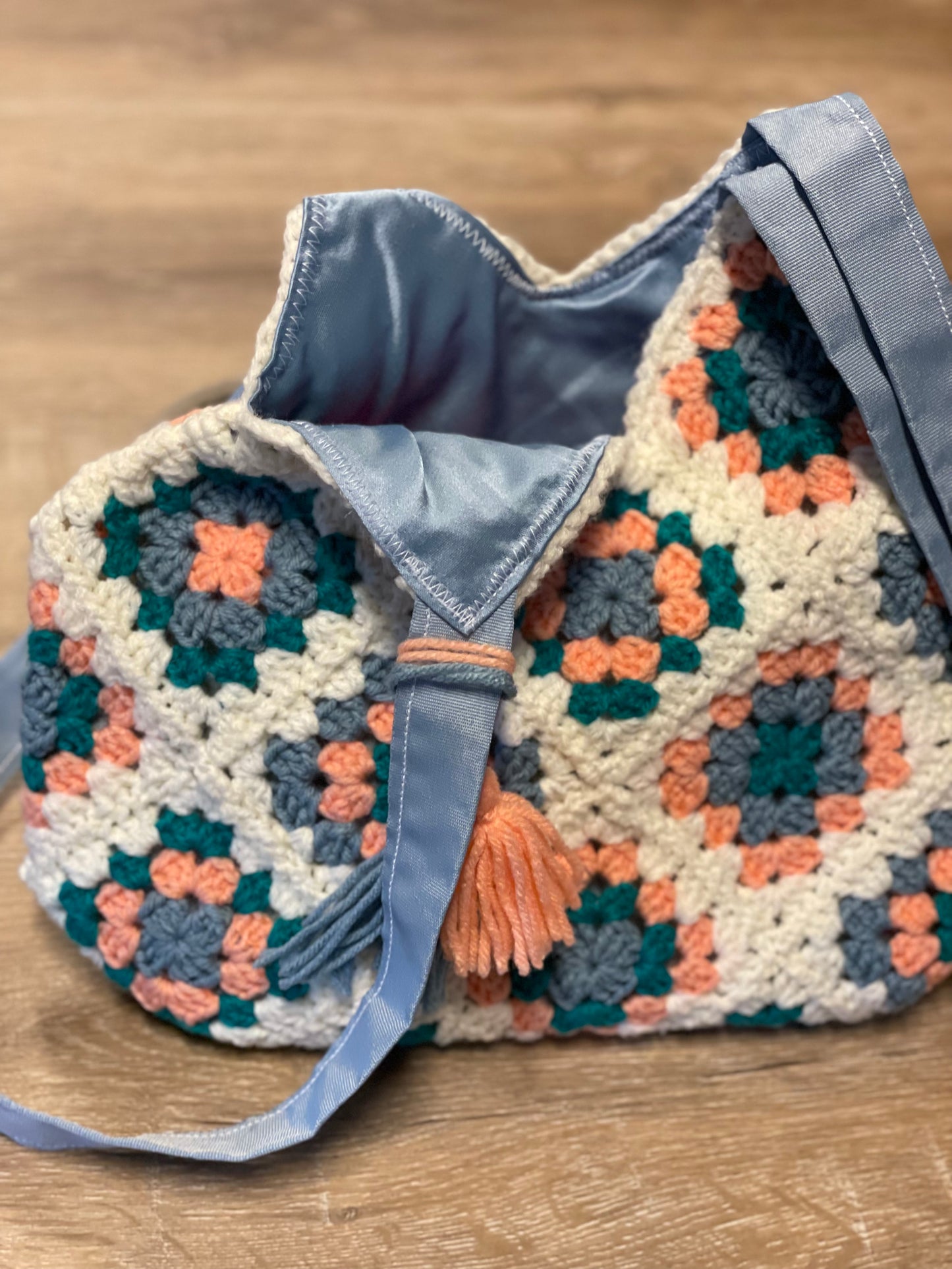 Peachy Eco-friendly and upcycled Crochet Granny Square Boho Market Bag – Charming vintage style meets sustainable fashion and Functionality