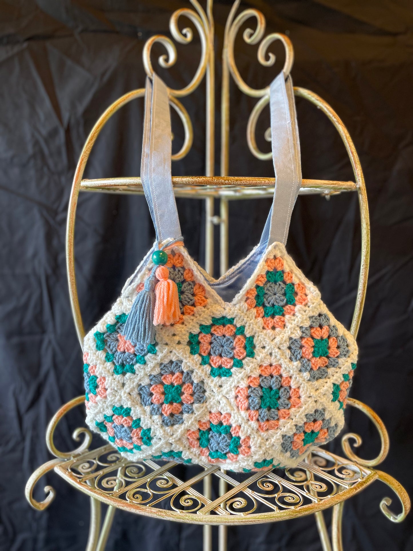 Peachy Eco-friendly and upcycled Crochet Granny Square Boho Market Bag – Charming vintage style meets sustainable fashion and Functionality