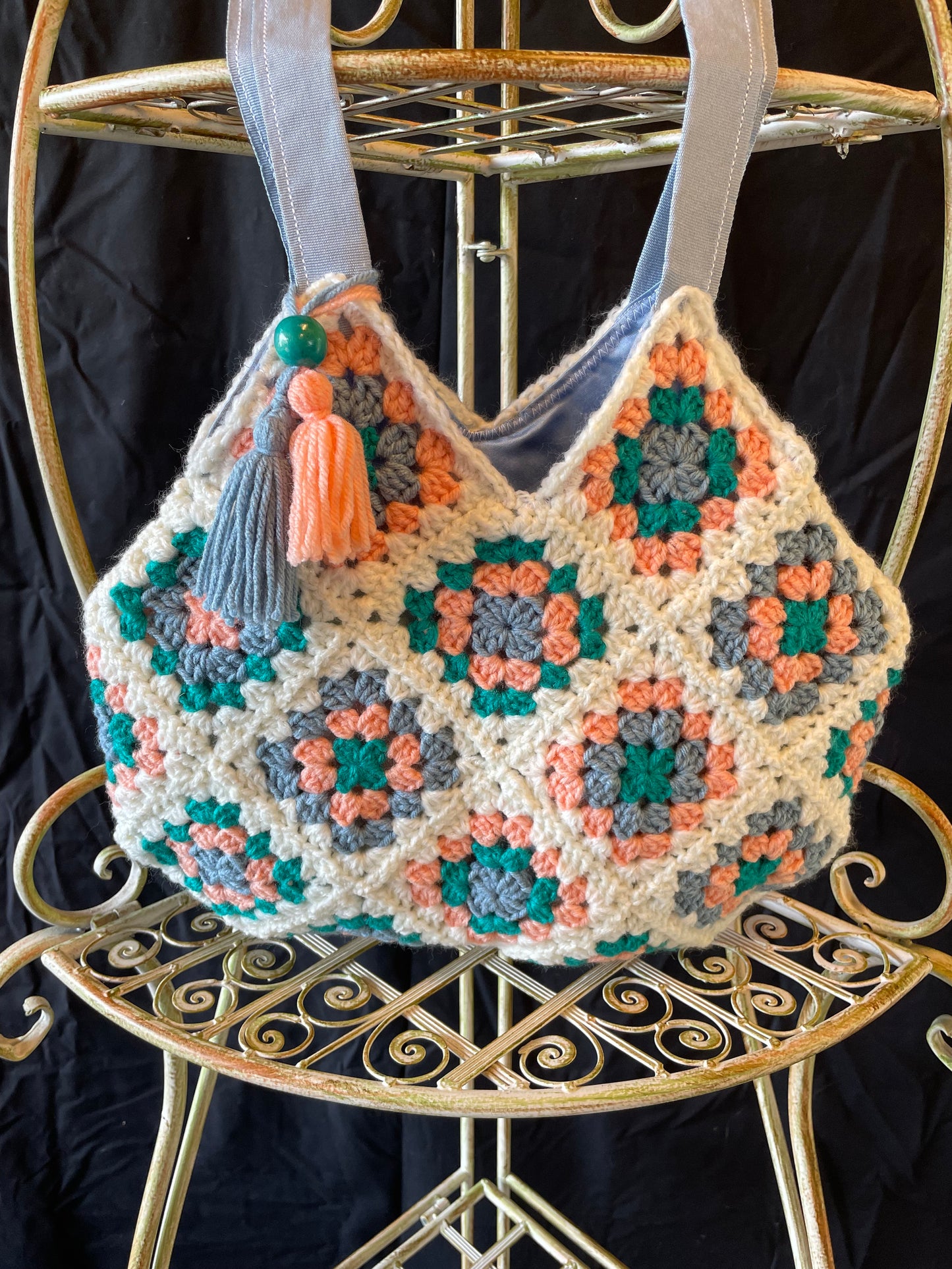Peachy Eco-friendly and upcycled Crochet Granny Square Boho Market Bag – Charming vintage style meets sustainable fashion and Functionality